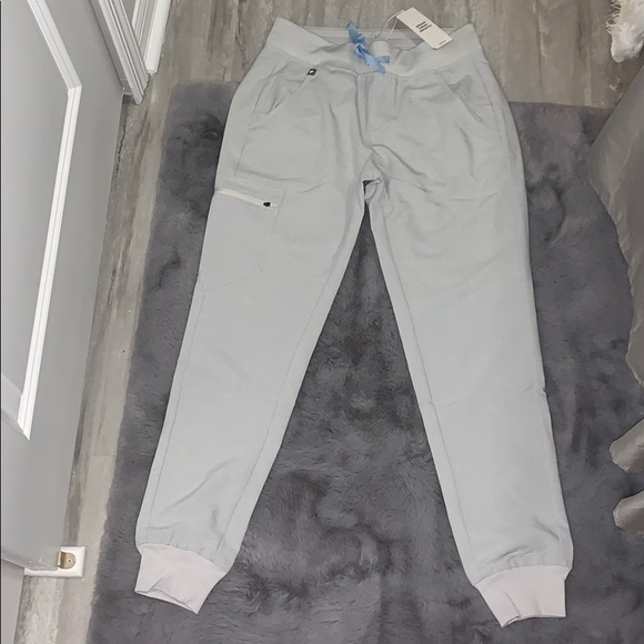 FIGS Scrub Set (Space Gray) - Picture 4 of 8